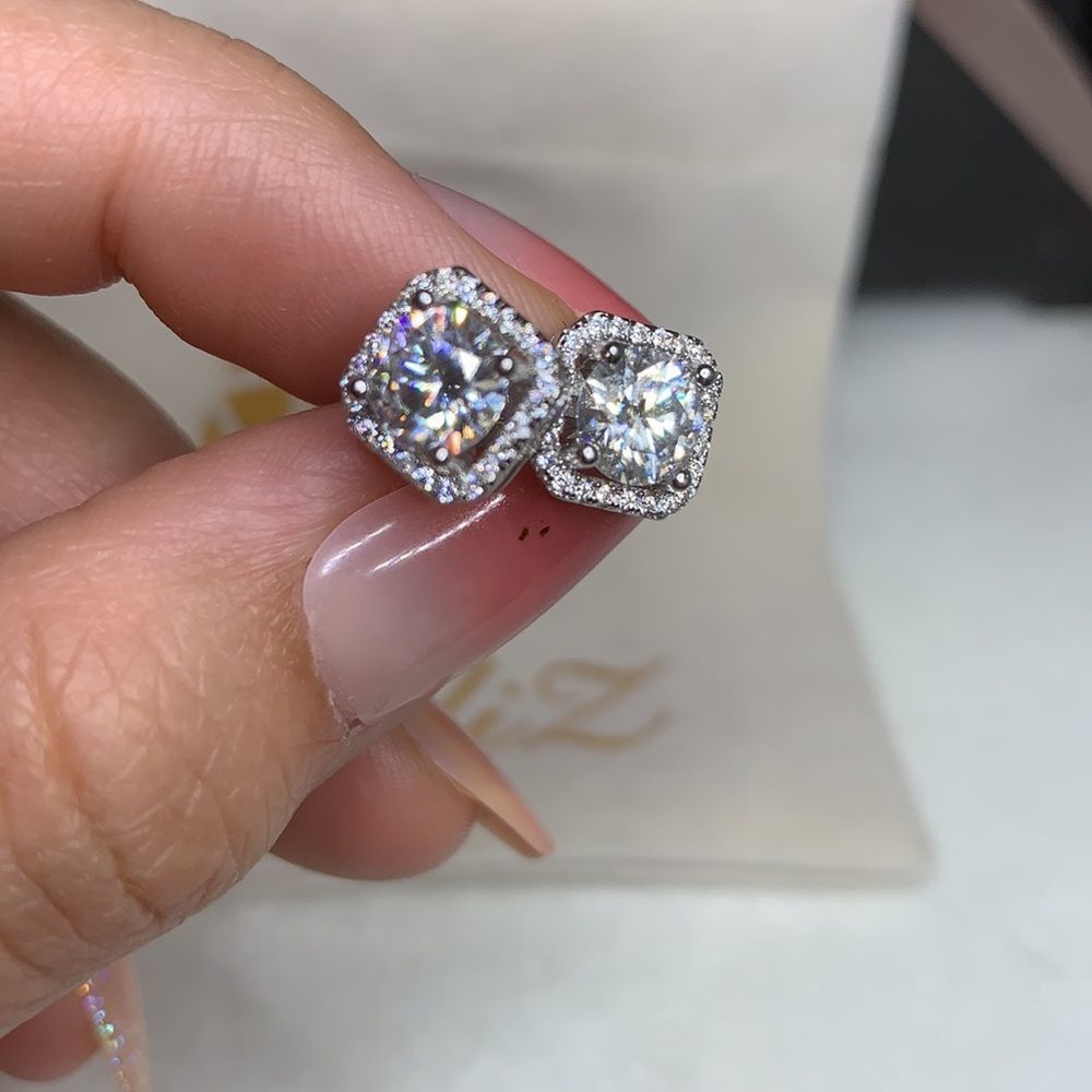 Square halo round brilliant diamond earrings - Picture 6 of 12